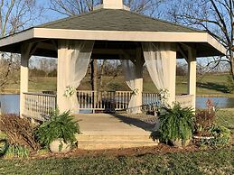 The B & B at Queenslake