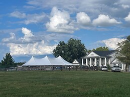 The B & B at Queenslake