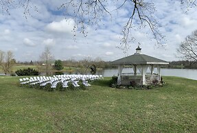 The B & B at Queenslake