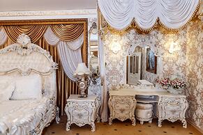 Boutique Hotel Monarch