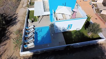 Seabreeze Villa - with Jacuzzi & heated pool