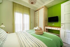 Seabreeze Villa - with Jacuzzi & heated pool