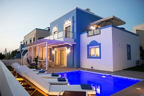 Seabreeze Villa - with Jacuzzi & heated pool