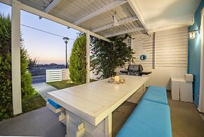 Seabreeze Villa - with Jacuzzi & heated pool