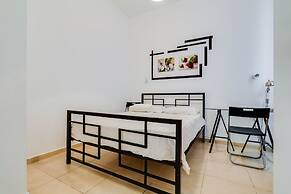 Central Apartment near Bograshov Beach