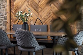 24 by AvenidA - Mountain Hotel