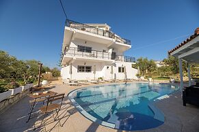 Denise Studios & Apartments