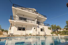 Denise Studios & Apartments