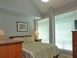 Sunset Waterfront Resort by KVR