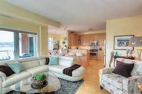 Sunset Waterfront Resort by KVR