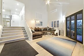 Crusoe's Beach House Ocean Views