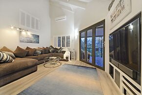 Crusoe's Beach House Ocean Views