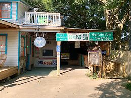 Blue Moon Guest House and Saloon