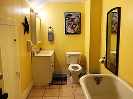 Blue Moon Guest House and Saloon