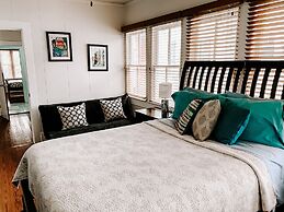 Blue Moon Guest House and Saloon