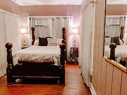 Blue Moon Guest House and Saloon