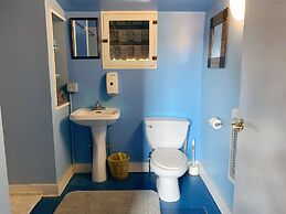 Blue Moon Guest House and Saloon