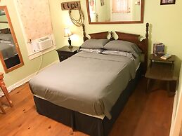 Blue Moon Guest House and Saloon