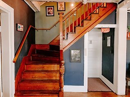 Blue Moon Guest House and Saloon