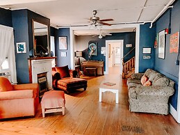 Blue Moon Guest House and Saloon