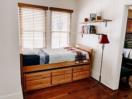 Blue Moon Guest House and Saloon