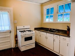 Blue Moon Guest House and Saloon