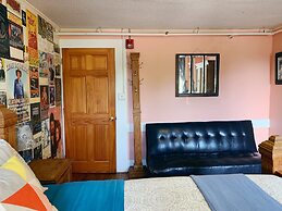 Blue Moon Guest House and Saloon