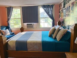 Blue Moon Guest House and Saloon