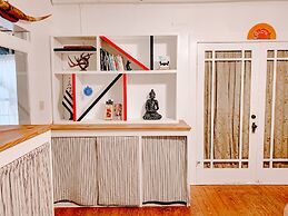 Blue Moon Guest House and Saloon