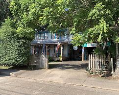 Blue Moon Guest House and Saloon