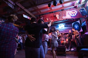 Blue Moon Guest House and Saloon