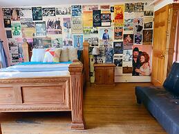 Blue Moon Guest House and Saloon