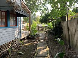 Blue Moon Guest House and Saloon