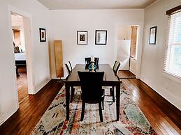 Blue Moon Guest House and Saloon