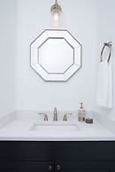 Aurora Deluxe Vacation Guest House