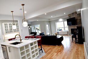 Aurora Deluxe Vacation Guest House