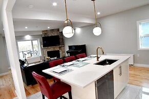 Aurora Deluxe Vacation Guest House