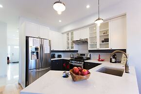 Aurora Deluxe Vacation Guest House