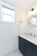 Aurora Deluxe Vacation Guest House