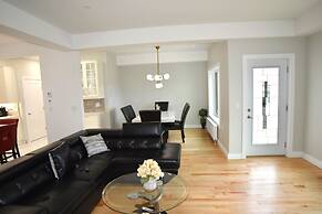 Aurora Deluxe Vacation Guest House