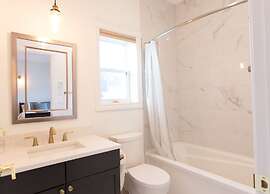 Aurora Deluxe Vacation Guest House