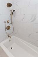 Aurora Deluxe Vacation Guest House