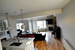 Aurora Deluxe Vacation Guest House