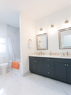 Aurora Deluxe Vacation Guest House