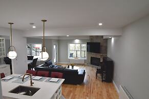 Aurora Deluxe Vacation Guest House