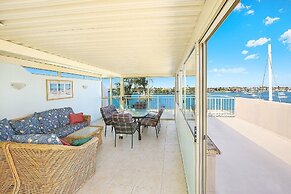 Amazing Waterfront Views Sunshine Coast H330