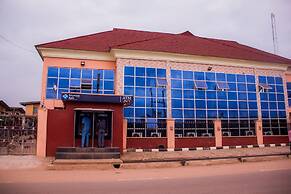 Glass House Suites Annex