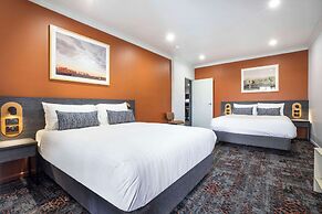 Nightcap at Horse and Jockey Hotel Warwick