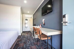 Nightcap at Horse and Jockey Hotel Warwick