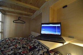 R Guest House - Hostel